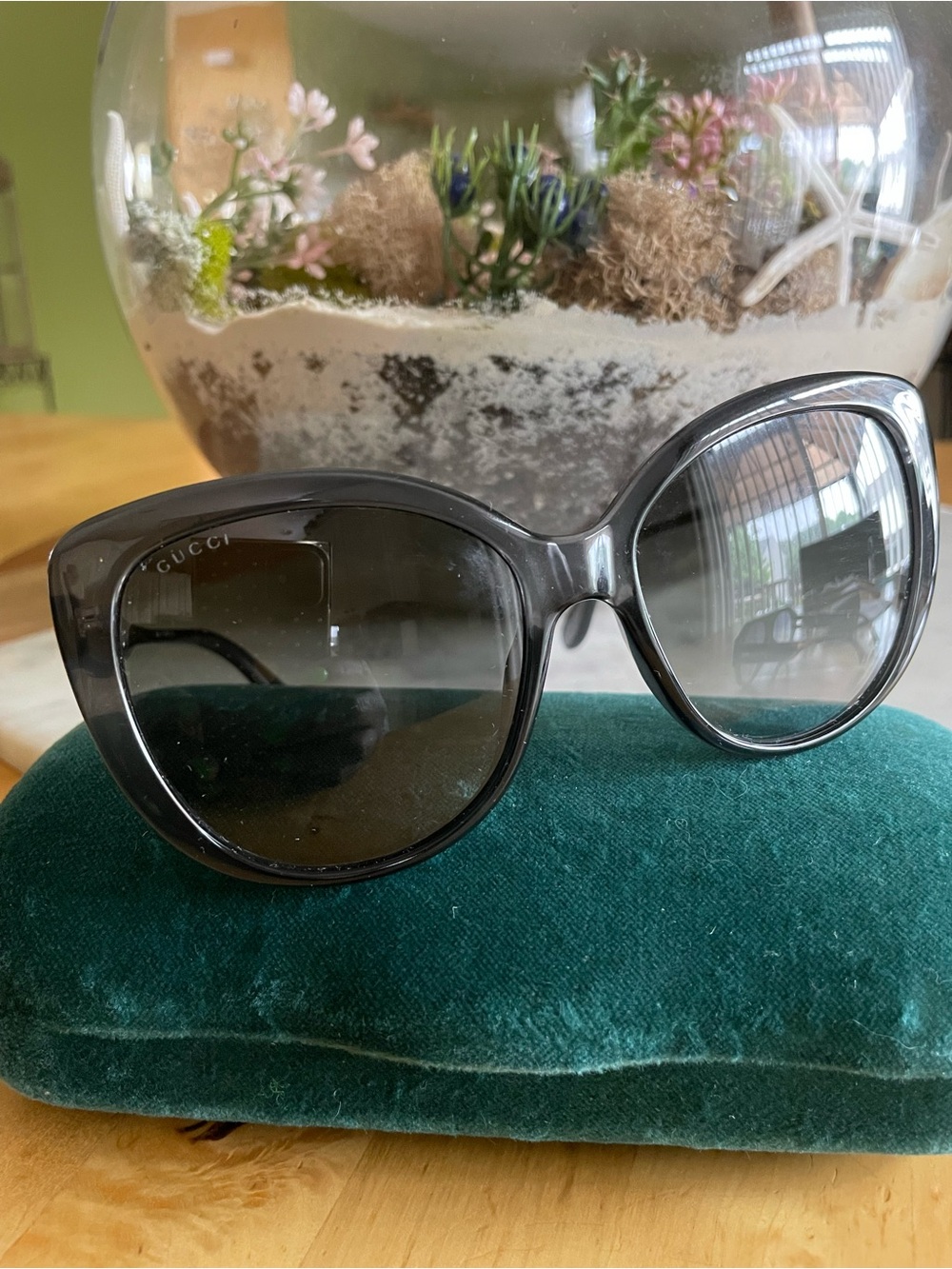 Gucci Black Oversized Women's Sunglasses - Classic UV Protection - Picture 2 of 7